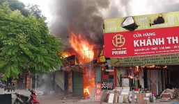 Cháy lớn trên đường Lạc Long Quân, quán thịt chó bị thiêu rụi