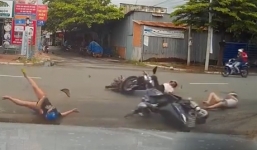 Nữ 'ninja' thoát chết thần kỳ khi bị xe máy tông kinh hoàng tại ngã tư