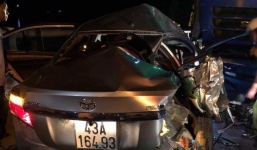 'Xế hộp' chở cả gia đình va chạm xe tải, 5 người thương vong