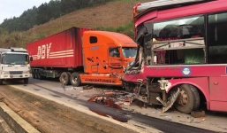 Xe khách biển Lào đấu đầu xe container, quốc lộ 6 tê liệt