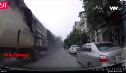 Xe tải bốc cháy lao vun vút trên đường ở Hưng Yên