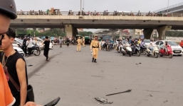 Đạp nhầm chân ga, nữ tài xế lùa hàng loạt xe máy tại ngã tư Mai Dịch