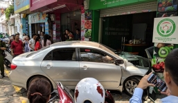 Hà Nội: Thêm một nữ tài xế lao thẳng ô tô vào cửa hàng bán hoa quả trên phố Lò Đúc