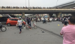 Hà Nội: Nữ tài xế tông đoàn xe máy tại cầu vượt Mai Dịch, nhiều người bị thương