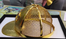 Cận cảnh chiếc mũ vàng 2kg, đính 260 viên kim cương gần 2 tỷ của Phúc XO