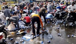 Hàng chục người lao vào 'hôi bia' ở trung tâm Sài Gòn, tài xế bất lực bỏ đi