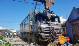 Tai nạn giao thông mới nhất ngày 10/4: Xe tải tông sập quán nước mía, 5 người bị thương