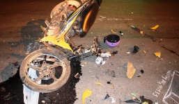 2 xe máy đấu đầu trong đêm, 2 thanh niên thiệt mạng