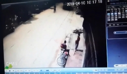 Đang 'buôn chuyện' bên đường, 2 người phụ nữ suýt bị xe tải cuốn bay