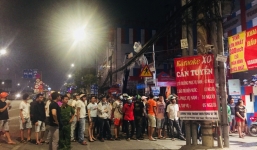 Người dân quây kín xem công an khám xét xuyên đêm quán karaoke của Phúc XO