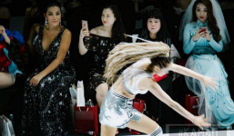 Minh Hằng lộ nội y khi nổi hứng nhào lộn trên sàn catwalk 