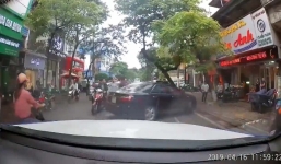 Đi ngược chiều bị nhắc nhở, tài xế Camry hùng hổ lao xuống xe gặp ngay trận 'mưa' đòn