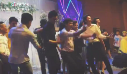 Hoài Linh khiến sân khấu đám cưới sôi động với những điệu nhảy 'chất' hơn cả Khá 'Bảnh'