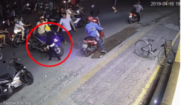 Phóng Exciter tông 2 cô gái, thanh niên bất ngờ lấm lét bỏ xe tẩu thoát