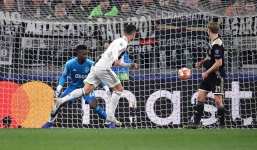 Ronaldo khai hoả, nhưng Juventus vẫn bất lực trước những hậu bối của Johan Cruyff