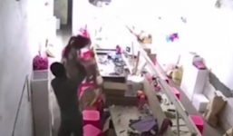 Bé gái bị thẳng tay ném xuống đất vì dám can ngăn bố mẹ đánh nhau