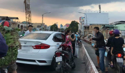 Bỏ ô tô giữa cầu, tài xế bước xuống đánh đôi nam nữ đi xe máy gây bức xúc