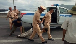 Khoảnh khắc tài xế tâm thần bỏ chạy sau khi dùng rìu chém người, tông ngã 2 cảnh sát