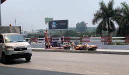 Hà Nội nắng cháy thịt da, nhóm người nước ngoài vẫn phơi mình dưới thời tiết 40 độ