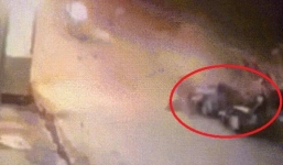 Khoảnh khắc 2 xe máy đấu đầu trên phố khiến nhiều người kinh hãi