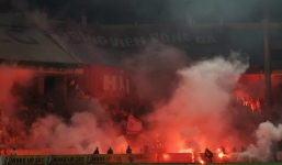 Màn pháo sáng ở Hàng Đẫy được ví như 'thủy triều đỏ' khiến báo châu Á hãi hùng