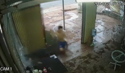 Nam thanh niên phản xạ xuất thần, thoát chết trong gang tấc ngay trước mũi xe 'điên'