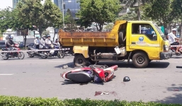 TP.HCM: Tông vào xe dọn vệ sinh dừng giữa đường, nữ tài xế nguy kịch