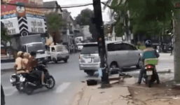 Rồ ga chạy CSGT, ô tô 7 chỗ cố tình tông loạt xe trên đường tẩu thoát