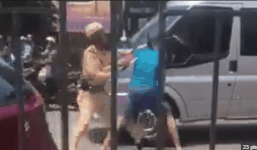 Tài xế xe dù cố thủ trên ghế lái, phụ xe lao ra cản CSGT để tẩu thoát