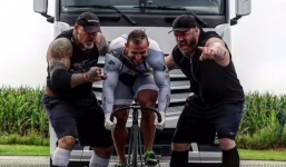 VĐV đùi to hơn cả Roberto Carlos, khoe sức mạnh phi thường