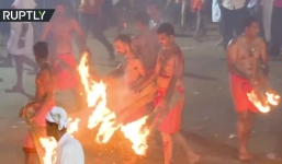 Hỗn loạn cảnh hàng trăm đàn ông Ấn Độ cởi trần, ném lửa vào nhau để diệt 'ma quỷ'