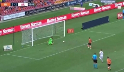 Thủ môn A.League bẽ mặt trước quả đá penalty kinh điển của học trò Robbie Fowler