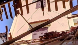 Lốc xoáy làm tốc mái tôn, 2 mẹ con thương vong khi đang ngủ