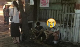 Xót xa hình ảnh 2 sinh viên ngồi vạ vật ở bến xe đến đêm vì không mua được vé về nghỉ lễ