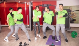 Lan Ngọc vừa tập gym vừa khoe chất giọng thảm hoạ trong bài hit của Sơn Tùng