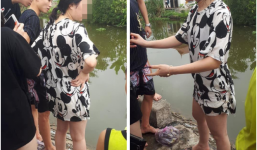 'Xế hộp' chìm nghỉm dưới sông, nữ tài xế trẻ may mắn bơi được lên bờ