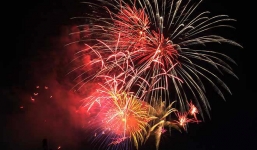 Pháo hoa rực sáng đẹp hút hồn trên bầu trời Sài Gòn tối 30/4