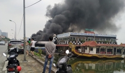 Nhà hàng nổi bỏ hoang giữa Hồ Tây bốc cháy ngùn ngụt