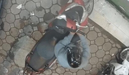 'Xế tặc' vờ ngồi lên xe SH như của mình rồi bẻ khóa, phóng đi như một cơn gió