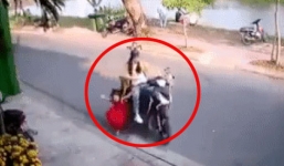 Mẹ dừng xe Sh không tắt máy, con gái vặn tay ga khiến cả 2 cùng ngã