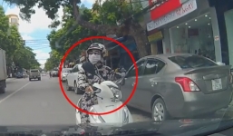 Nữ 'ninja lead' dừng xe trước đầu ô tô để nghe điện thoại, khiến tài xế thót tim