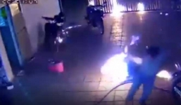 Khoảnh khắc cả gia đình bị côn đồ dội 'bom xăng' vào nhà khiến 4 người bị thương