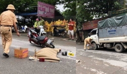 Tài xế mở cửa bất cẩn khiến 1 người đi xe máy bị ô tô tải đâm tử vong