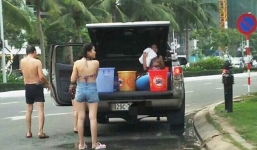 Truy tìm gia đình dừng xe bán tải, tắm tráng trên đường phố ven biển Đà Nẵng