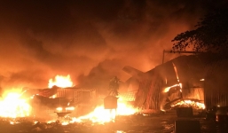 Cháy vựa ve chai ở Bình Dương, nhiều công nhân đưa đồ đạc tháo chạy ra khỏi nhà trọ