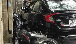 Honda Civic mất lái lao lên vỉa hè, tông nát 6 xe máy ven hồ Tây
