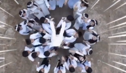 Nữ sinh lộn cổ và biểu cảm khó đỡ khi bị tung hứng lên trời để quay clip kỷ yếu