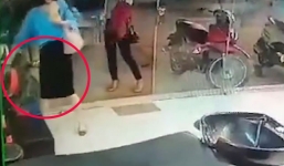 'Quý bà' ăn mặc sang chảnh thản nhiên trộm túi xách ở tiệm cắt tóc