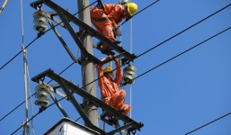 Phó Thủ tướng yêu cầu tiếp tục đánh giá tác động của việc tăng giá điện