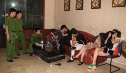 Thanh niên 'thửa' quân phục, bảng hiệu CSGT để tụ tập bay lắc